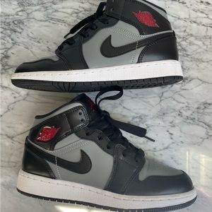 Nike Jordan AJ 1 Mid - boys grade school -Size 4